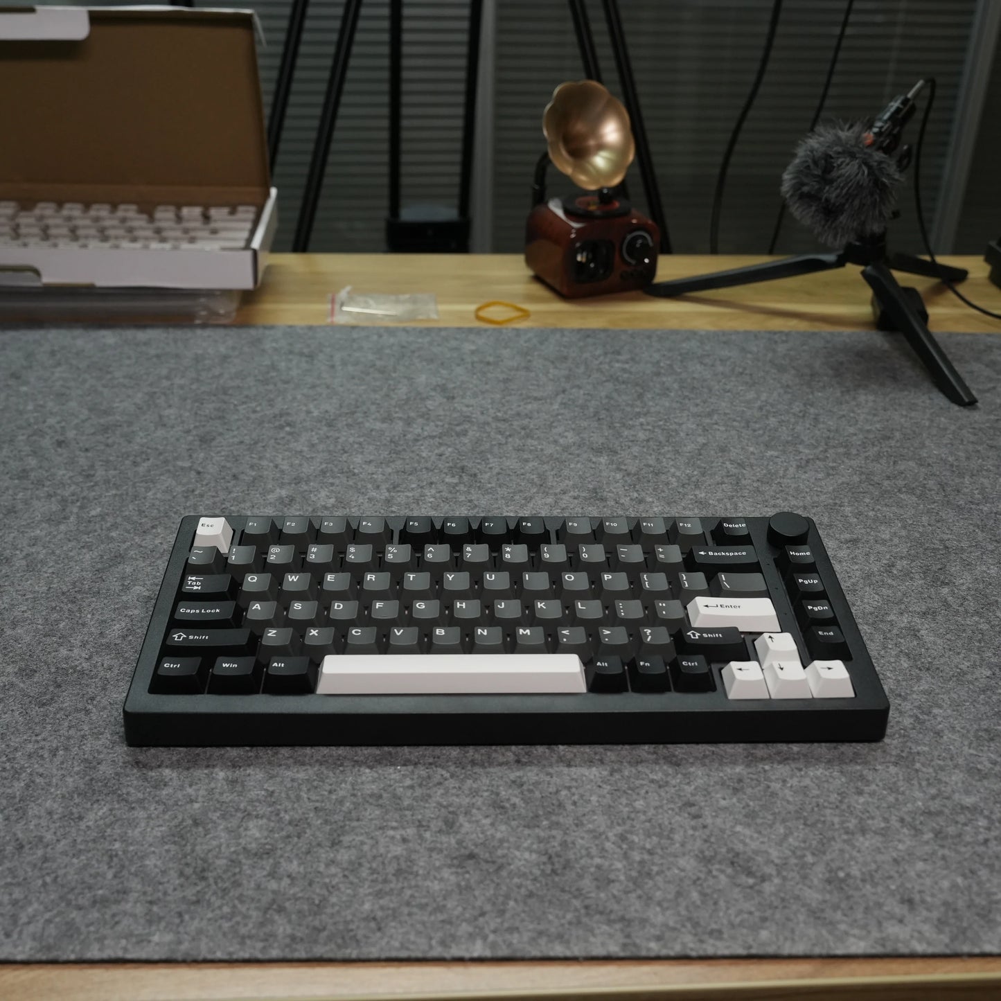 Tastiera meccanica gaming personalizzata Akko 5075 V3 75% ANSI-US con manopola del volume, hot-swappable, RGB, USB Type-C/2.4g e BT5.0 tri-mode