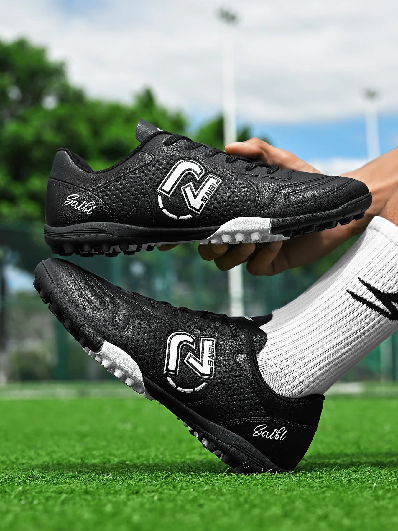Low-top studded soccer shoes, unisex, TF and FG, slip-resistant and wear-resistant, available in 4 colors to choose from.