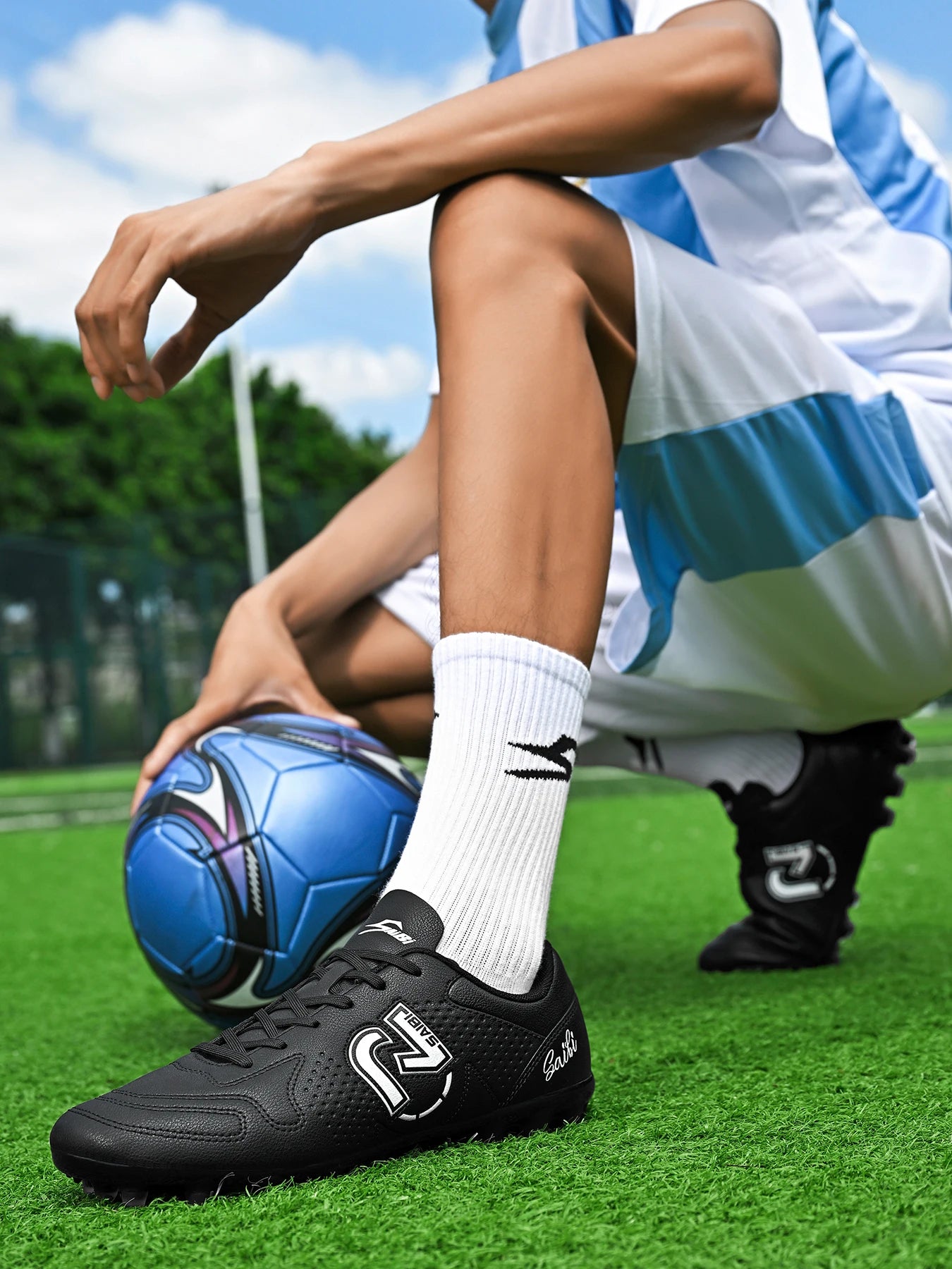 Low-top studded soccer shoes, unisex, TF and FG, slip-resistant and wear-resistant, available in 4 colors to choose from.