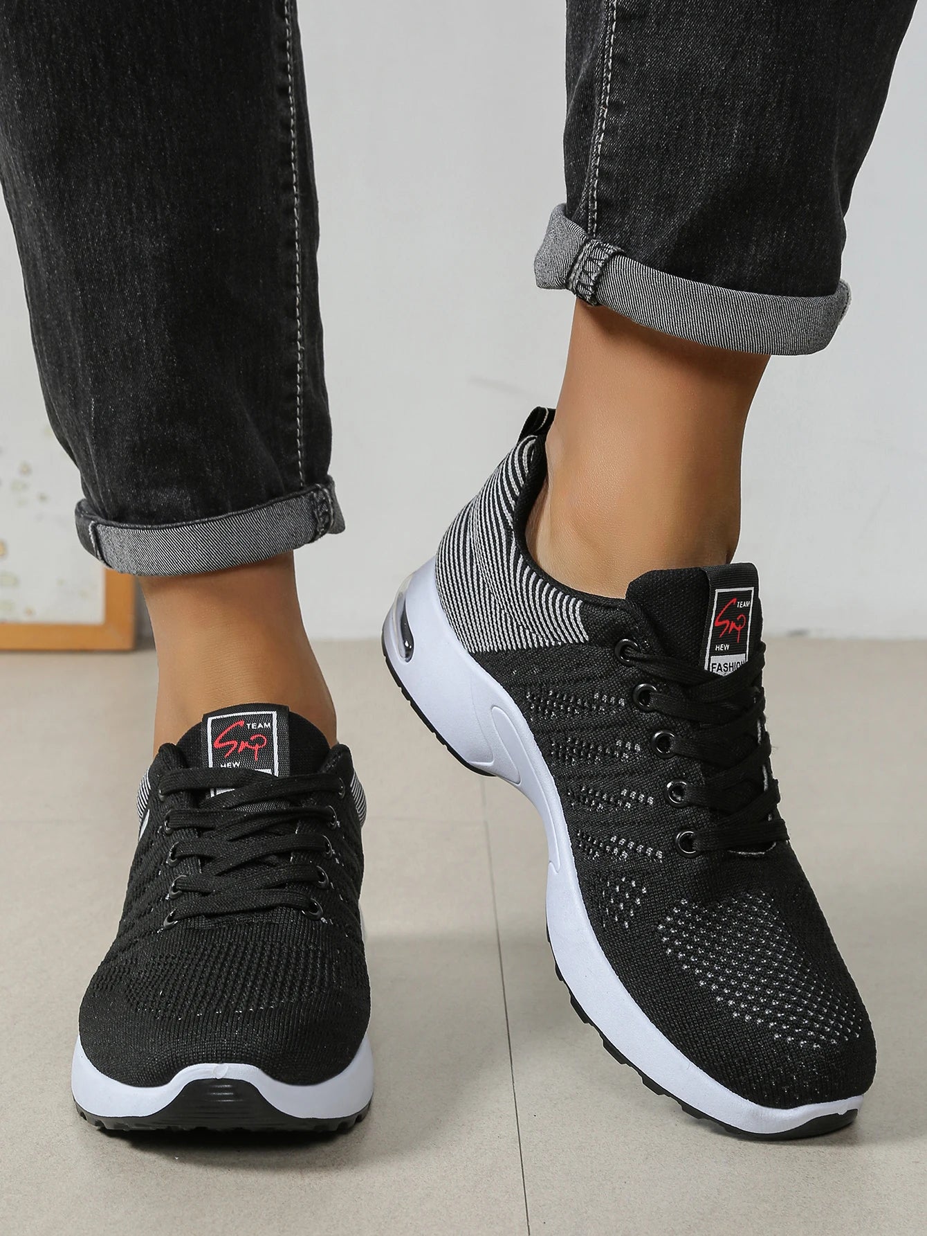 Herren-Schuhe – modische, besonders atmungsaktive Schnür-Laufschuhe – rutschfest, langlebig und mit Komfort wie auf einem Kissen – modische Herren-Sneaker