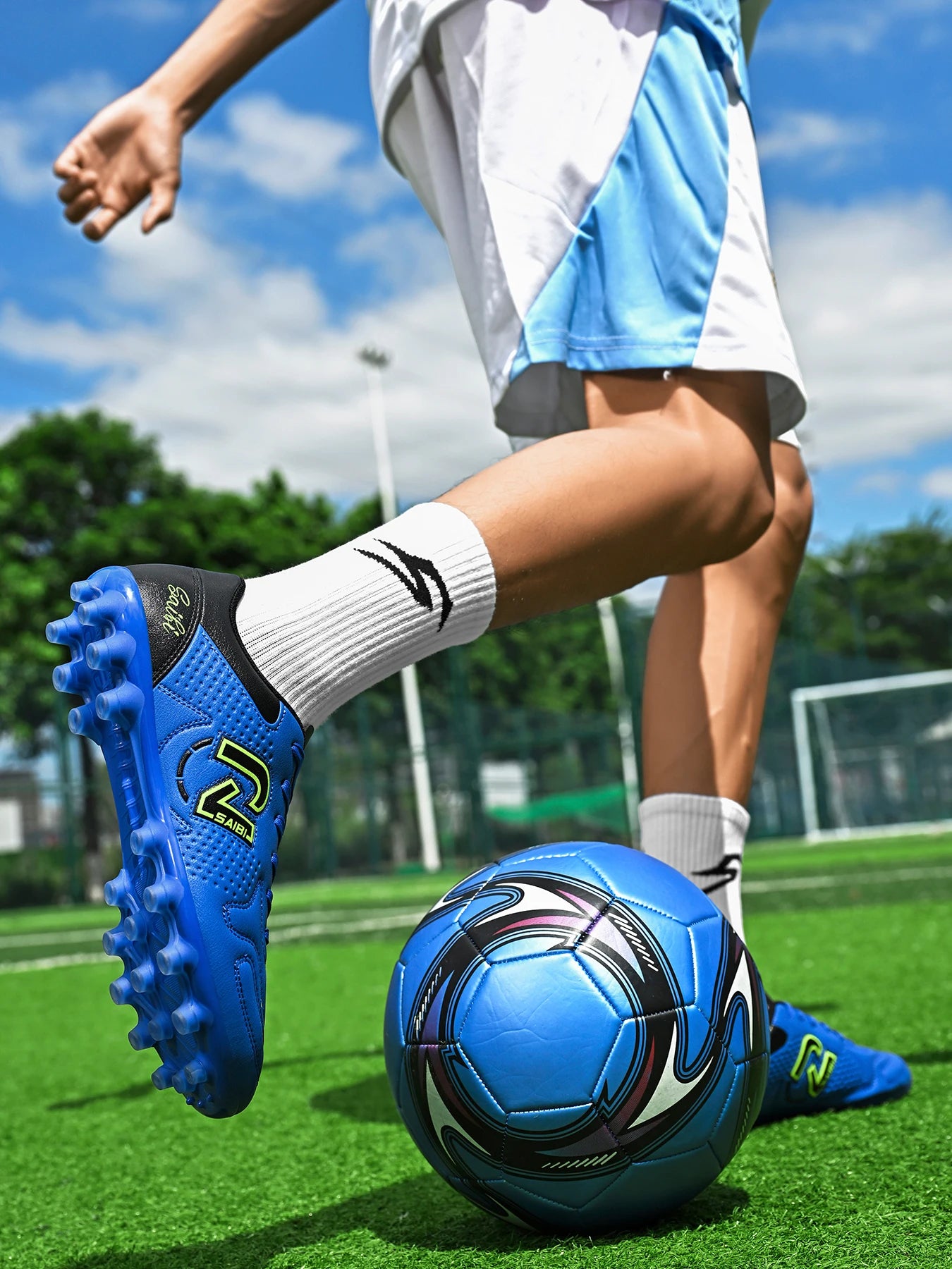 Low-top studded soccer shoes, unisex, TF and FG, slip-resistant and wear-resistant, available in 4 colors to choose from.