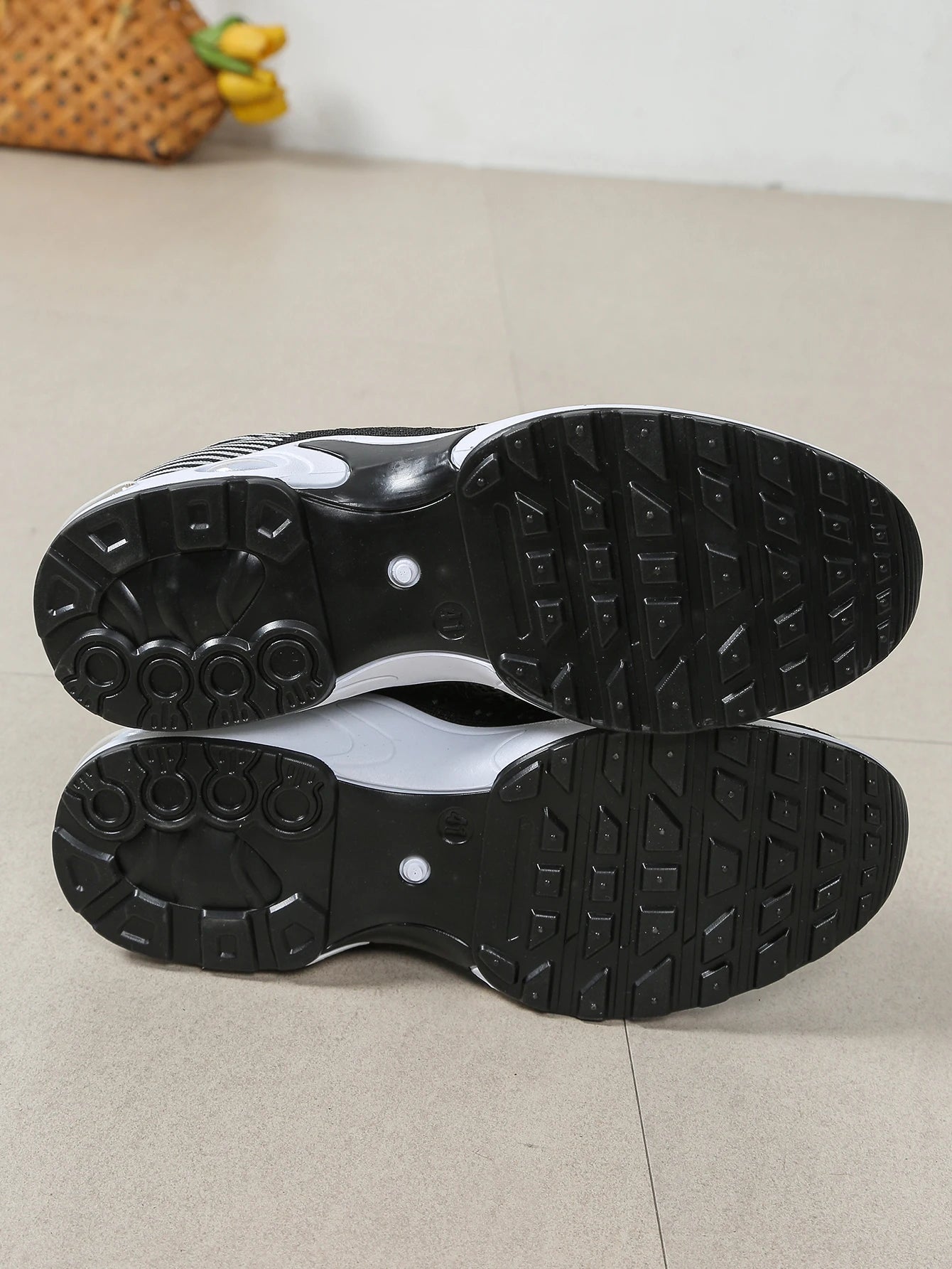 Herren-Schuhe – modische, besonders atmungsaktive Schnür-Laufschuhe – rutschfest, langlebig und mit Komfort wie auf einem Kissen – modische Herren-Sneaker