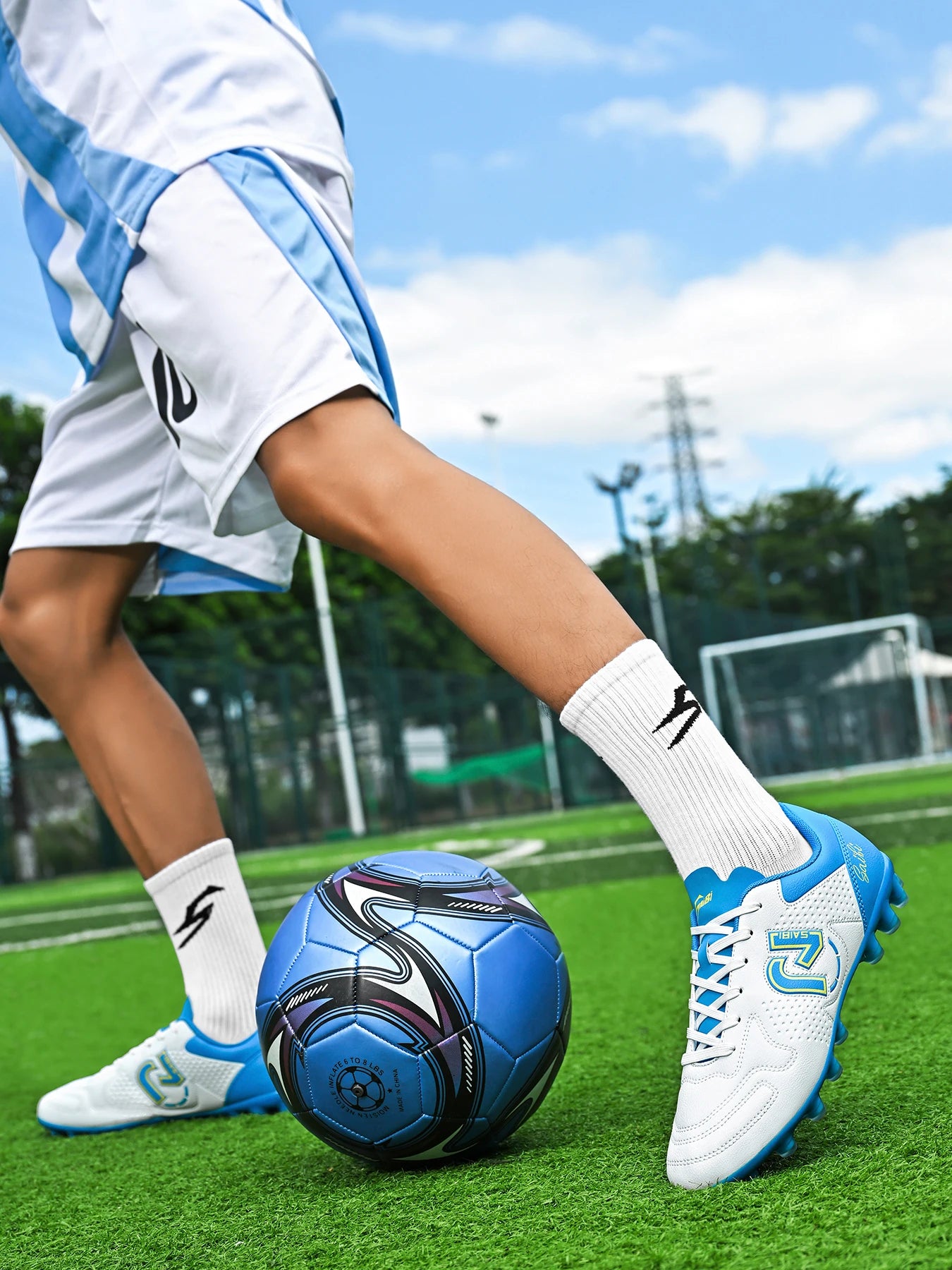 Low-top studded soccer shoes, unisex, TF and FG, slip-resistant and wear-resistant, available in 4 colors to choose from.