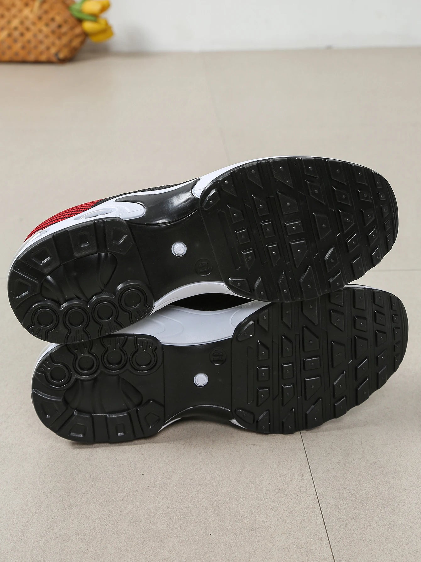 Herren-Schuhe – modische, besonders atmungsaktive Schnür-Laufschuhe – rutschfest, langlebig und mit Komfort wie auf einem Kissen – modische Herren-Sneaker