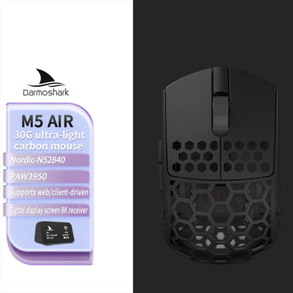 Darmoshark M5Air geschmiedete Carbonfaser kabellose 8K-Gaming-Maus PAW3950 30K DPI für kleine Hände, Finger-Grip, Game-Makro-Maus, leicht