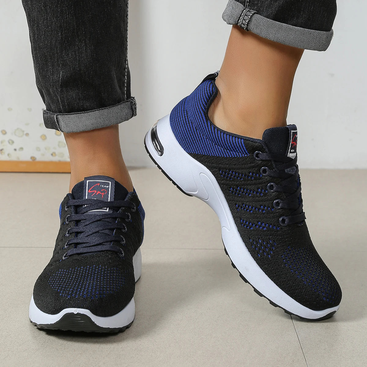 Herren-Schuhe – modische, besonders atmungsaktive Schnür-Laufschuhe – rutschfest, langlebig und mit Komfort wie auf einem Kissen – modische Herren-Sneaker