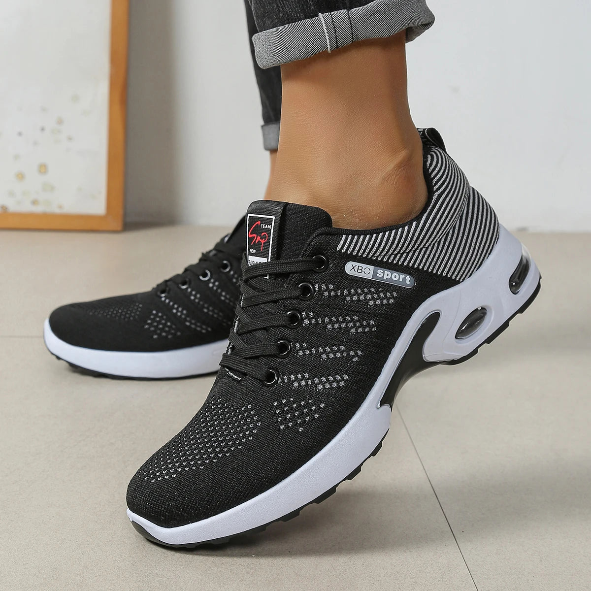 Herren-Schuhe – modische, besonders atmungsaktive Schnür-Laufschuhe – rutschfest, langlebig und mit Komfort wie auf einem Kissen – modische Herren-Sneaker