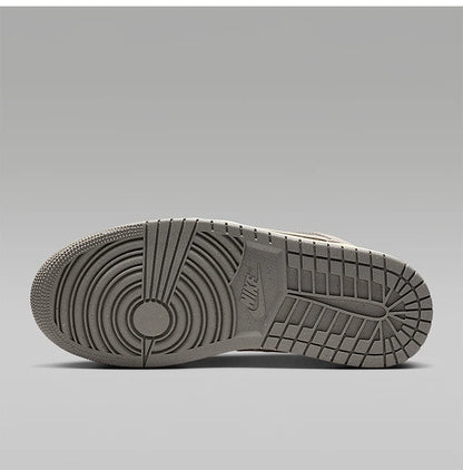Nike Original JORDAN Herren-Basketballschuhe, niedrig geschnitten, mit Schnürung, strapazierfähig und stoßdämpfend, IB7011-001