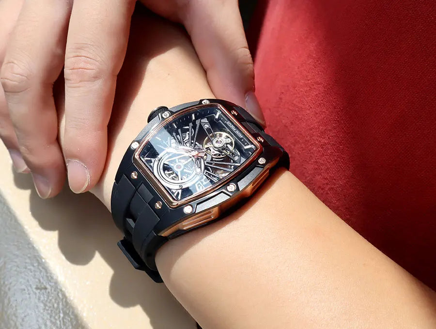 MINI FOCUS Herren-Armbanduhr, modisch, schwarz, wasserdicht, automatische mechanische Uhr mit Leuchtzeigern, Silikonarmband und Tonneau-Zifferblatt