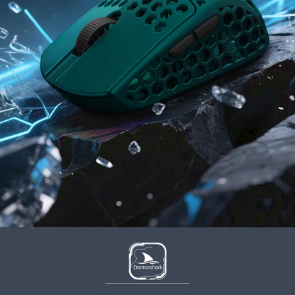 Darmoshark M5Air geschmiedete Carbonfaser kabellose 8K-Gaming-Maus PAW3950 30K DPI für kleine Hände, Finger-Grip, Game-Makro-Maus, leicht