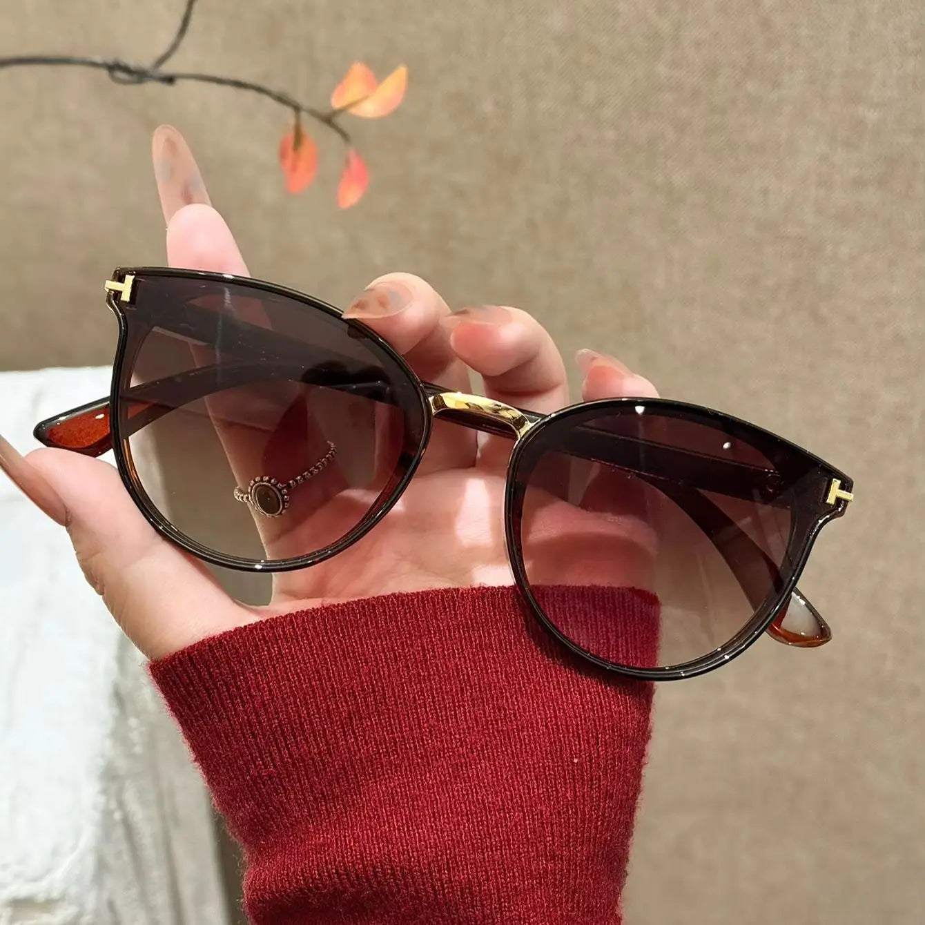 1Pc Light Luxury Tea Brown Frame Gold Label Women's Sunglasses, Uv Protection, Versatile for Daily Commuting and Vacation