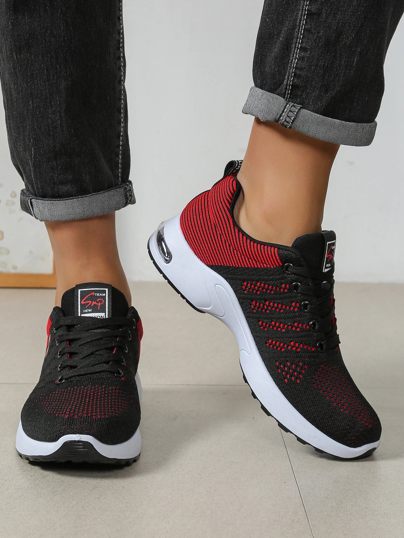 Herren-Schuhe – modische, besonders atmungsaktive Schnür-Laufschuhe – rutschfest, langlebig und mit Komfort wie auf einem Kissen – modische Herren-Sneaker