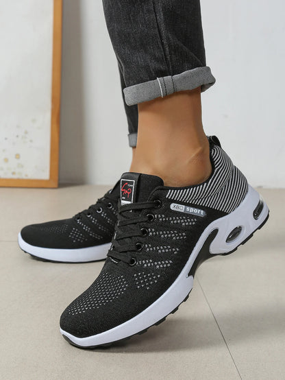 Herren-Schuhe – modische, besonders atmungsaktive Schnür-Laufschuhe – rutschfest, langlebig und mit Komfort wie auf einem Kissen – modische Herren-Sneaker