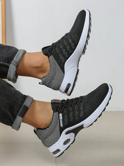 Herren-Schuhe – modische, besonders atmungsaktive Schnür-Laufschuhe – rutschfest, langlebig und mit Komfort wie auf einem Kissen – modische Herren-Sneaker