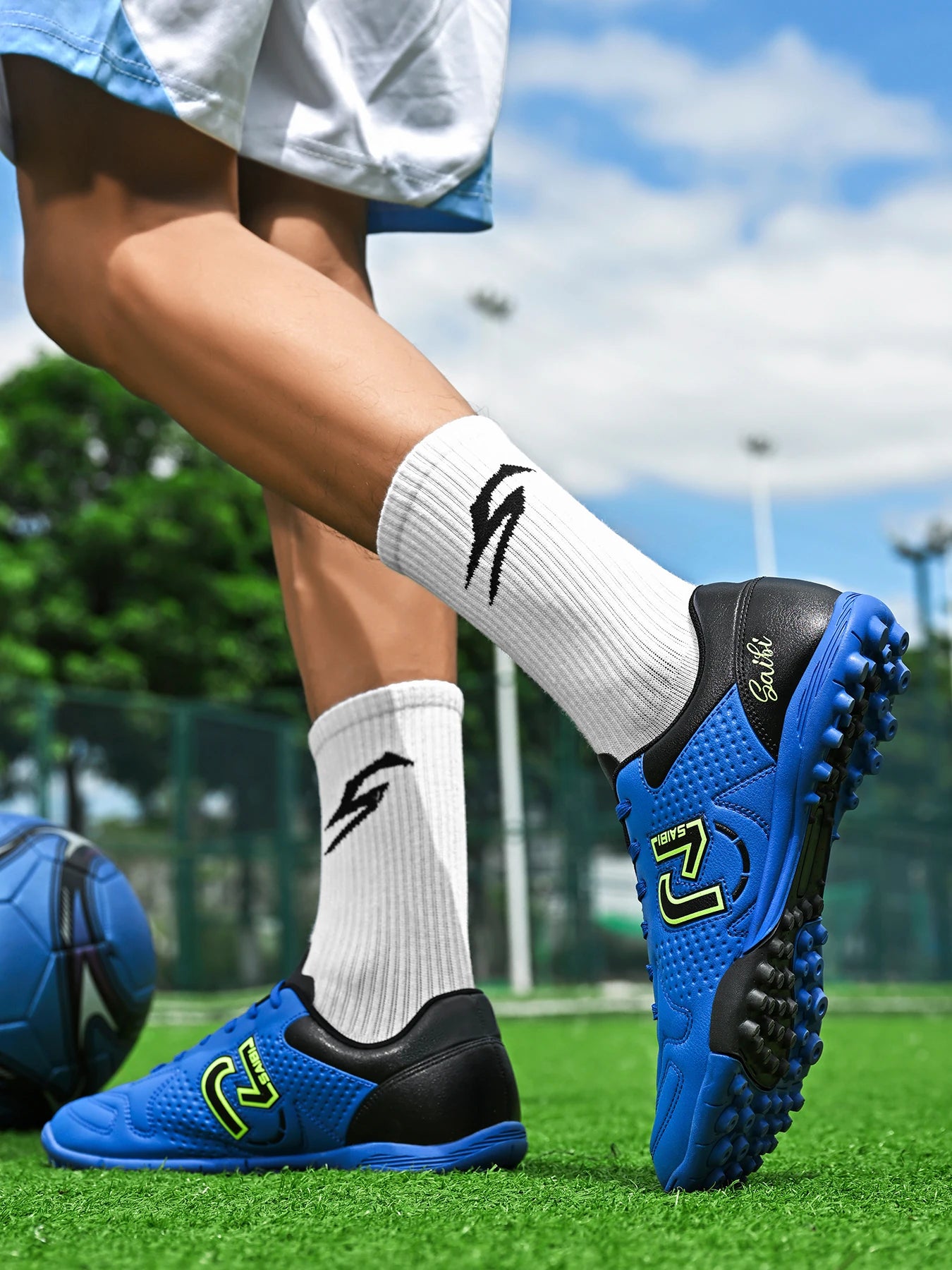 Low-top studded soccer shoes, unisex, TF and FG, slip-resistant and wear-resistant, available in 4 colors to choose from.